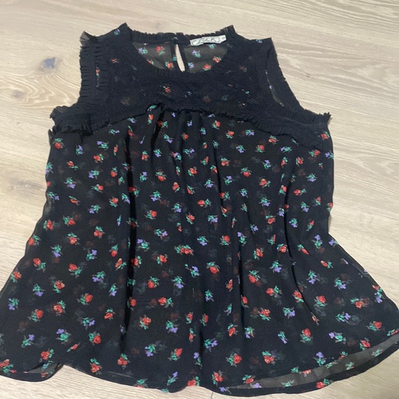 2 for $20 Floral and lace tank - Picture 1 of 2